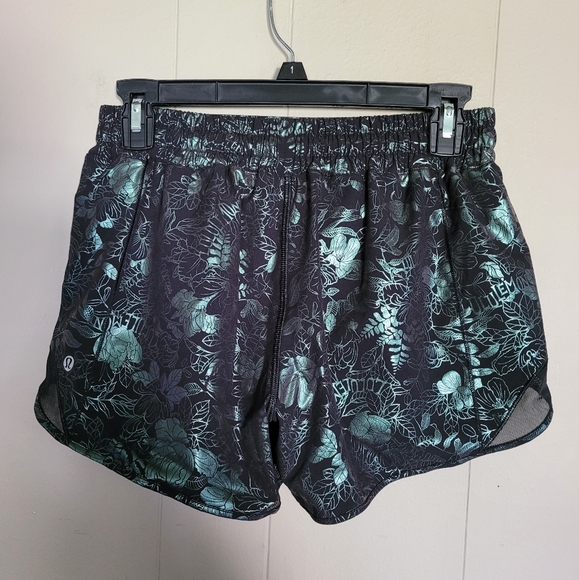 NWOT Lululemon Hotty Hot Lined Short 4", 6 Logo Flourish Black Iridescent Foil - Picture 5 of 10